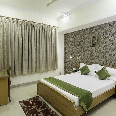 Treebo Palm Tree Palam Vihar Hotel Gurgaon Bagian luar foto