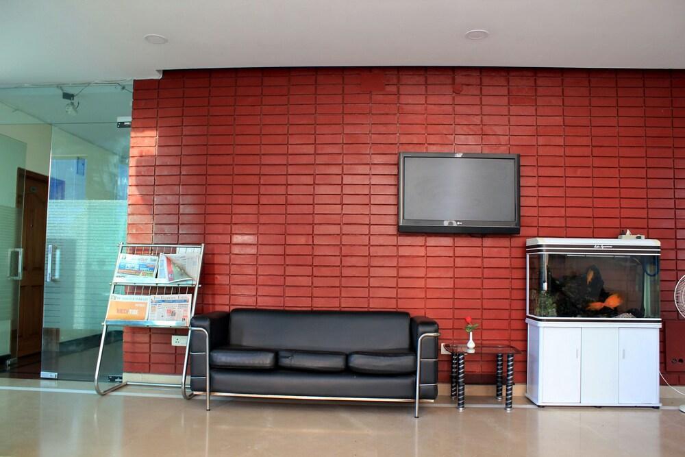 Treebo Palm Tree Palam Vihar Hotel Gurgaon Bagian luar foto