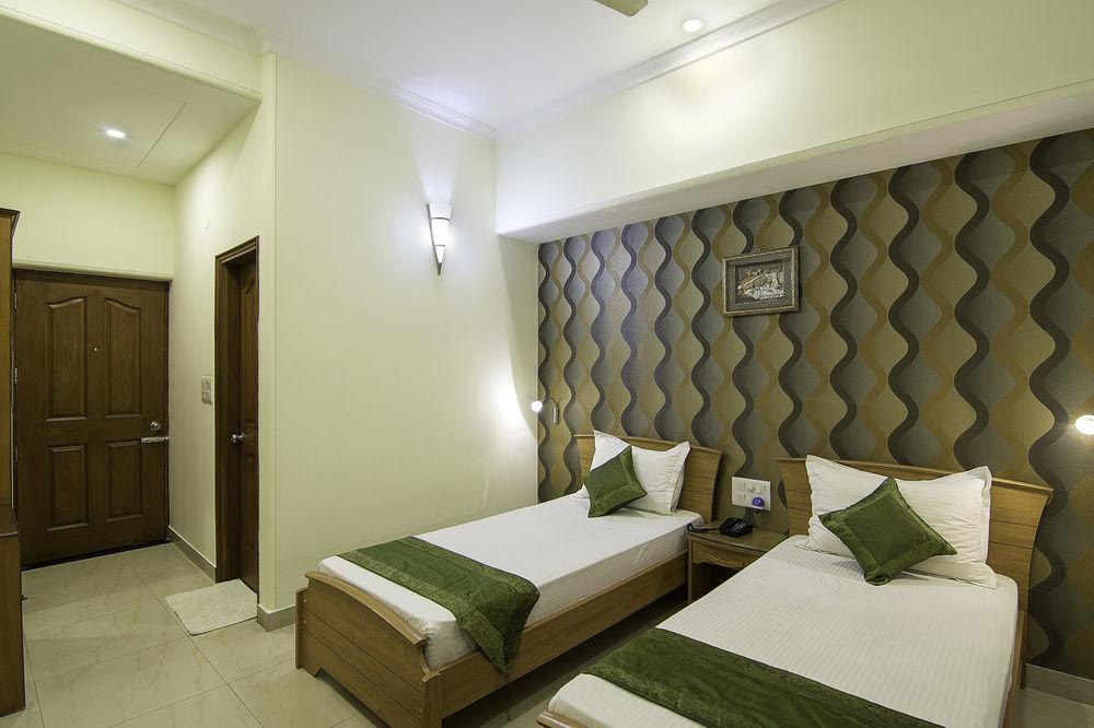 Treebo Palm Tree Palam Vihar Hotel Gurgaon Bagian luar foto