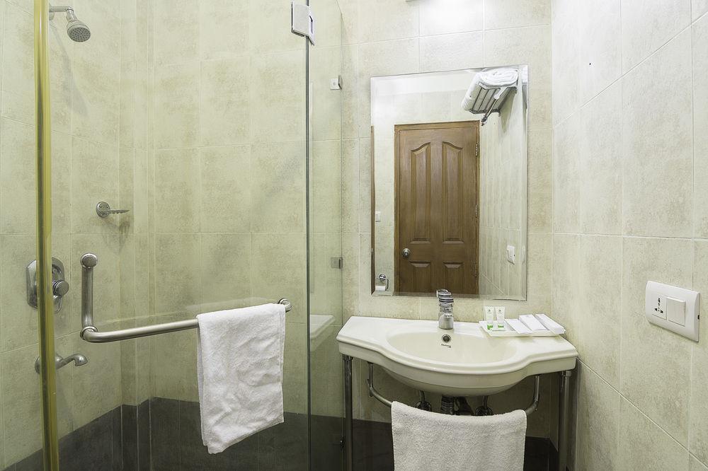 Treebo Palm Tree Palam Vihar Hotel Gurgaon Bagian luar foto