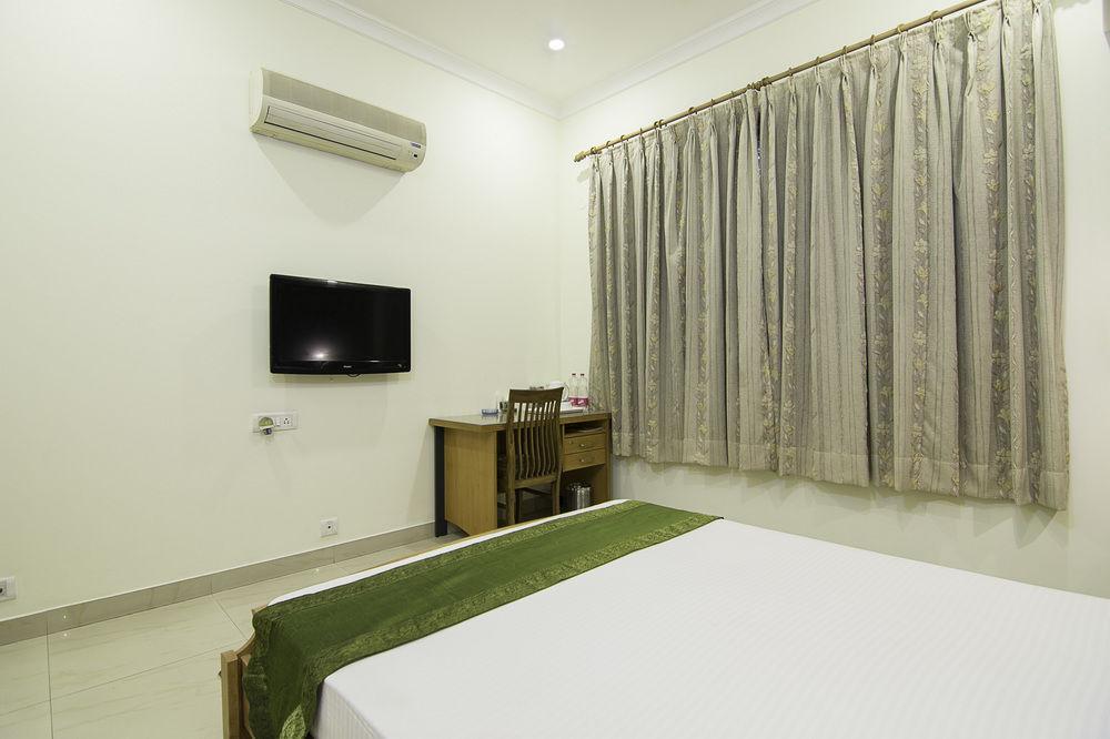 Treebo Palm Tree Palam Vihar Hotel Gurgaon Bagian luar foto