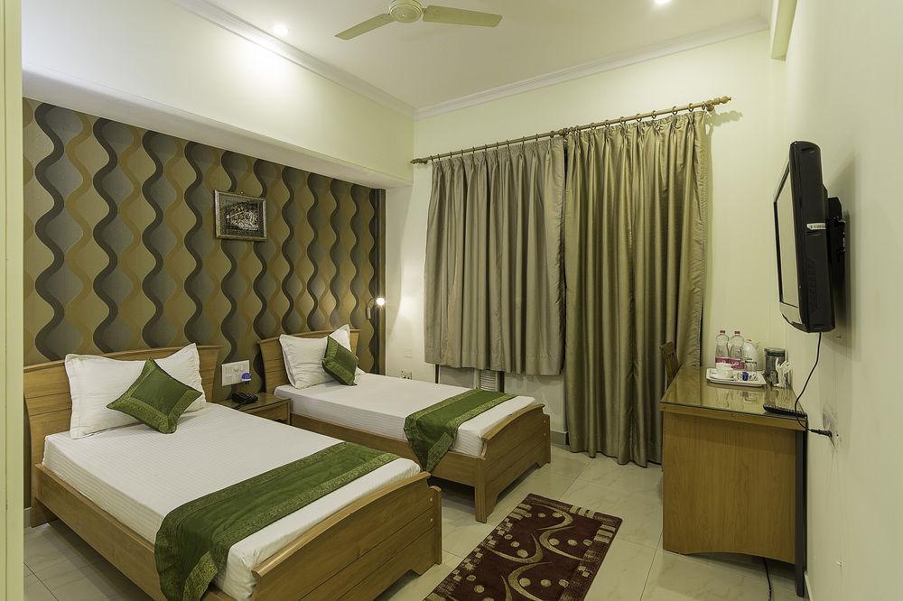 Treebo Palm Tree Palam Vihar Hotel Gurgaon Bagian luar foto