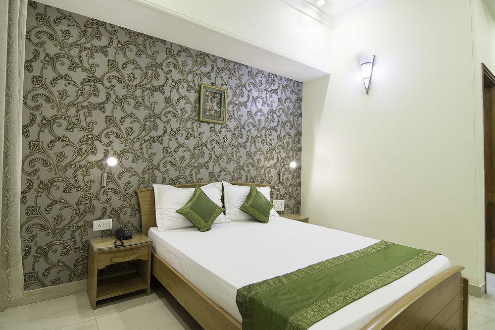 Treebo Palm Tree Palam Vihar Hotel Gurgaon Bagian luar foto