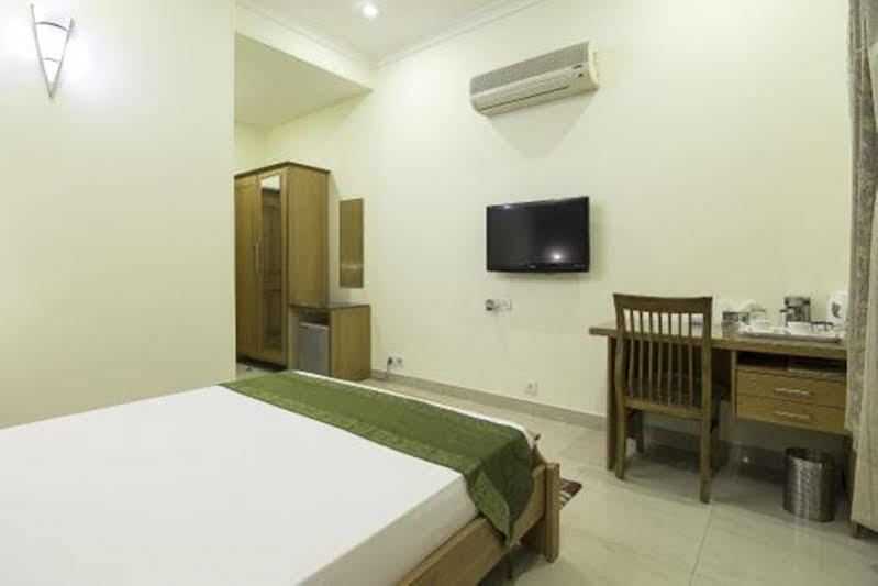 Treebo Palm Tree Palam Vihar Hotel Gurgaon Bagian luar foto